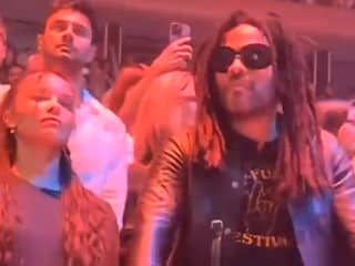 Harry Styles begroet schoonvader Lenny Kravitz tijdens concert