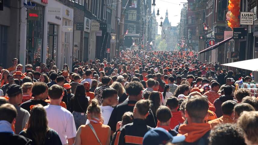 Amsterdamse straten kleuren oranje op Koningsdag