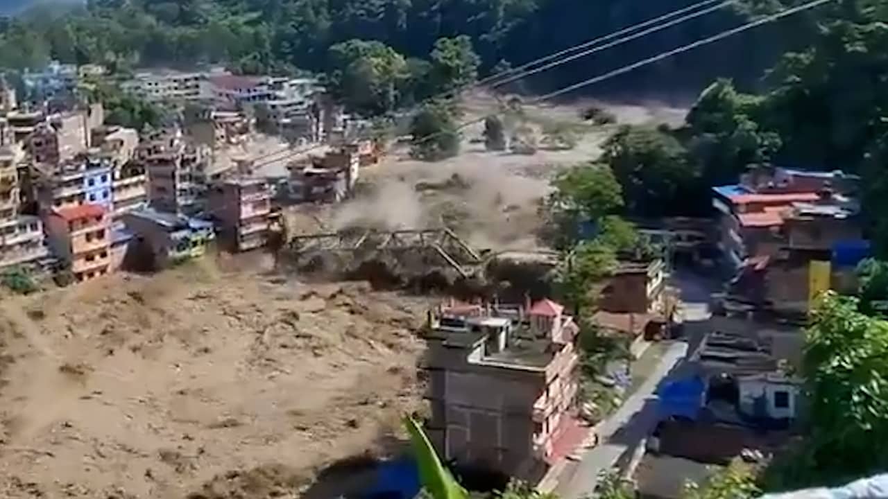 Brug weggevaagd bij grote overstroming in Nepal