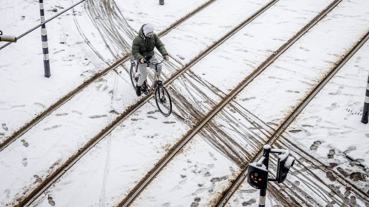 Live sneeuw | Morgenochtend geen bussen in Den Haag en Utrecht, ook minder treinen