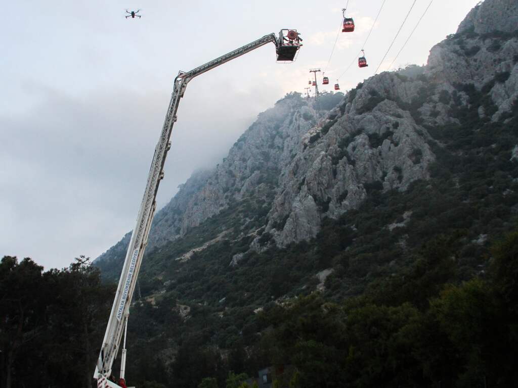 Dode en tien gewonden door ongeluk met kabelbaan bij Turkse badplaats Antalya