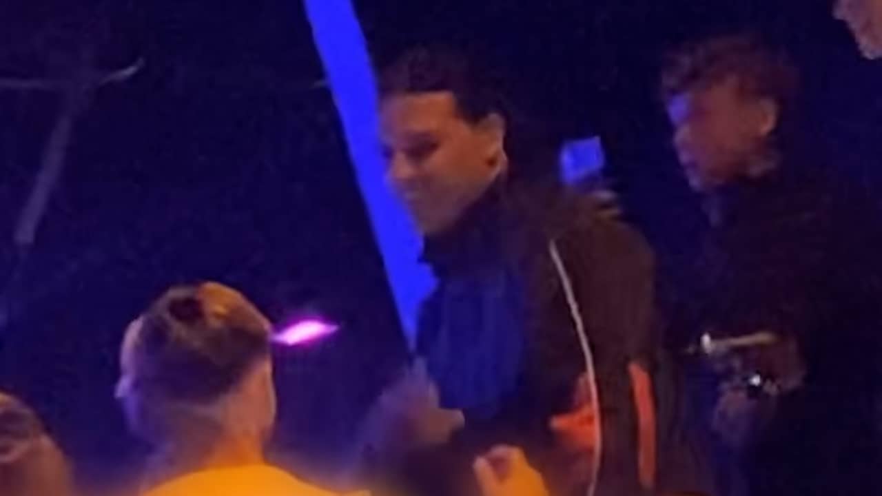 Ali B gaat op foto met fans tijdens concert Boef in Ziggo Dome | NU.nl