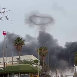 Video | Rookwolken stijgen op bij inslag in Israëlische fabriek