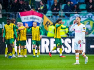 PSV verliest door late goal bij ADO na rode kaart Mijnans in eerste helft