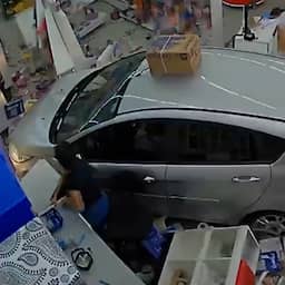 Video | Auto rijdt op hoge snelheid Braziliaanse supermarkt binnen