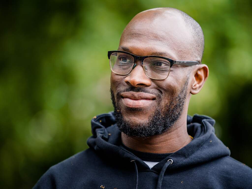 Antiracismeactivist Mitchell Esajas bezorgd om veiligheid na lintjesrel