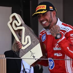 Hamilton wint eerste race voor Ferrari, Verstappen vierde na uitvalbeurt Antonelli