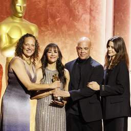 Kinderen Quincy Jones nemen ere-Oscar in ontvangst