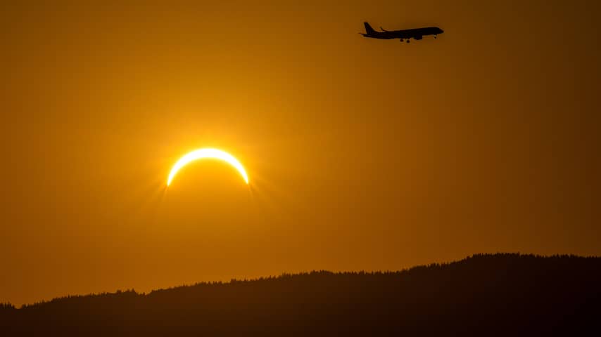 Zo beleefde Europa de zeldzame (gedeeltelijke) zonsverduistering | Buitenland | NU.nl
