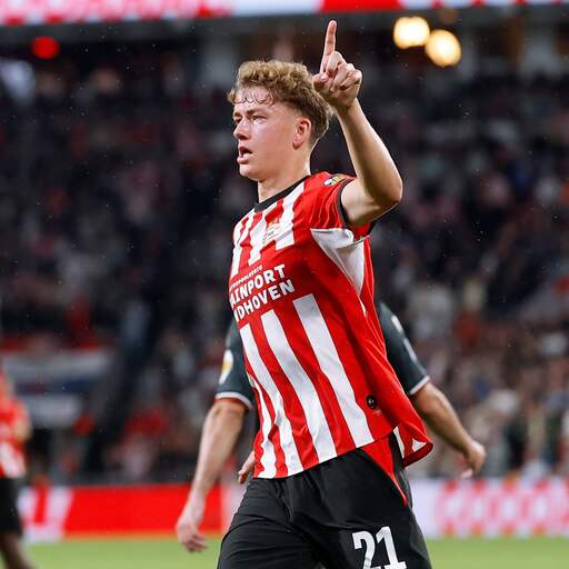 Illustratie bij: PSV'er Mijnans gaat wedstrijdshirt inlijsten na hattrick: 'Past in nieuwe huis'
