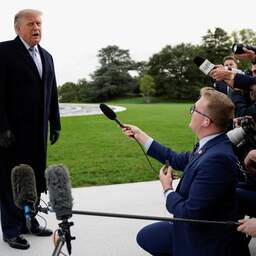 Trump moet geweerde media van rechter weer toelaten in Witte Huis