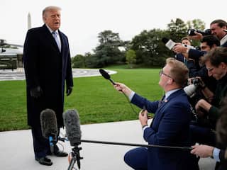Trump moet geweerde media van rechter weer toelaten in Witte Huis