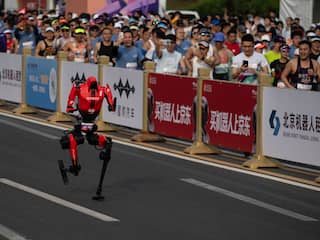 Chinese robot loopt halve marathon in Peking sneller dan een mens ooit deed