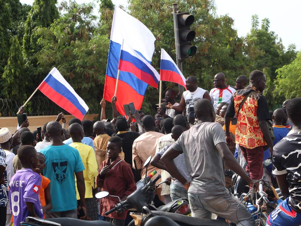 Demonstranten vallen Franse ambassade in Burkina Faso aan, brand breekt uit