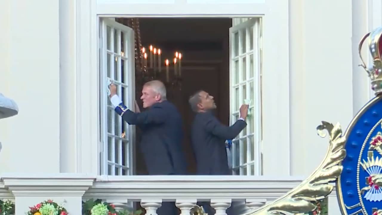 Deuren van paleis worden met aandacht gepoetst voor balkonscène