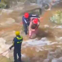 Video | Toeristen zitten vast in kolkende rivier in Puerto Rico