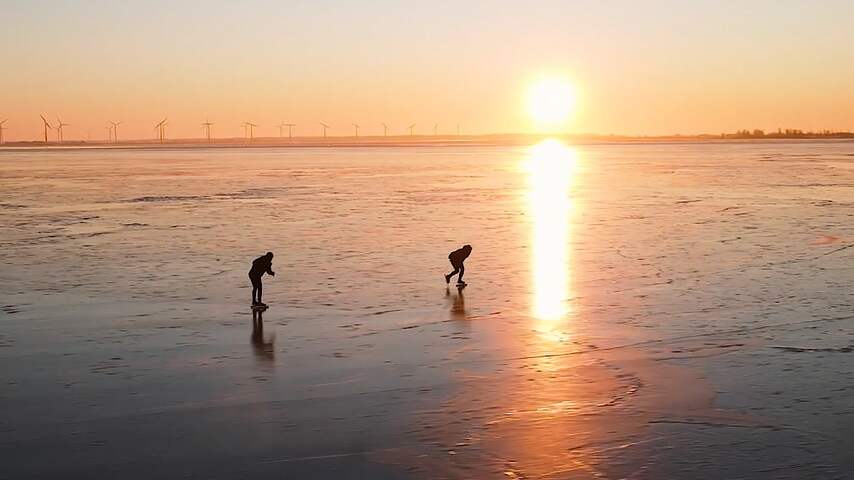 Compilatie: Drones filmen hoe Nederland massaal het ijs opgaat