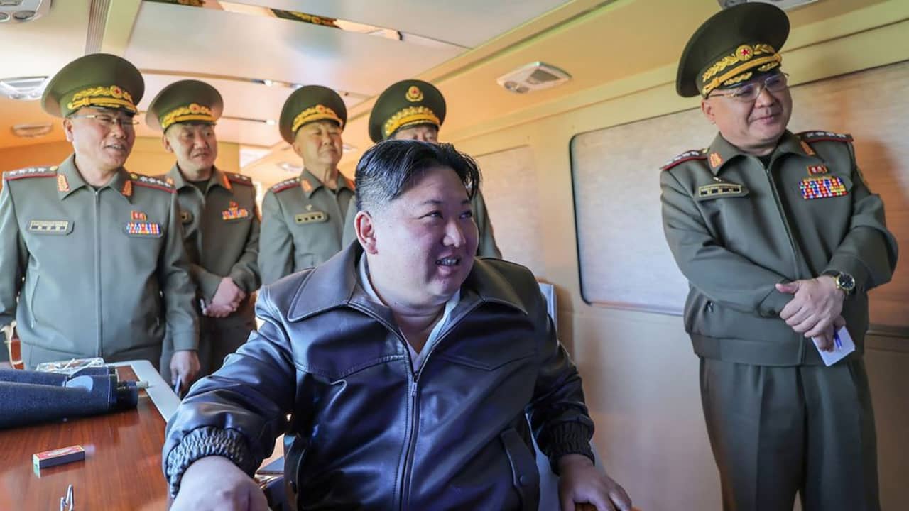Spanningen Noord- en Zuid-Korea lopen verder op: Kim Jong-un woont rakettest bij