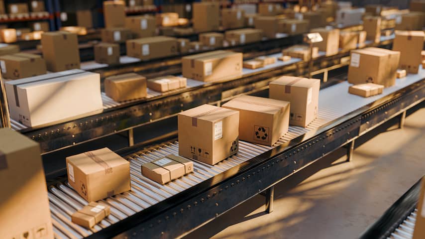Douane verwerkt veel minder losse pakketjes na invoerheffing, werkdruk blijft