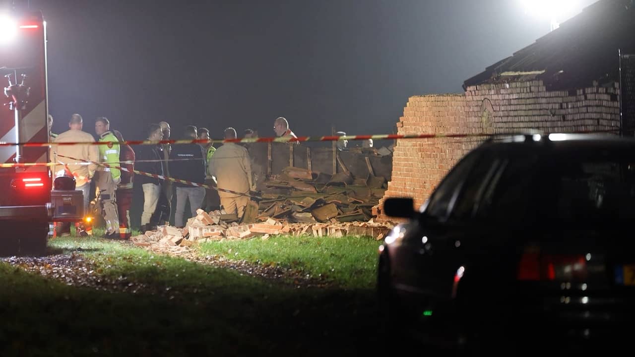 Video | Schuur in puin na dodelijke instorting in Groningse Bellingwolde