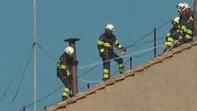 Iconische schoorsteen voor pausverkiezing wordt weer verwijderd