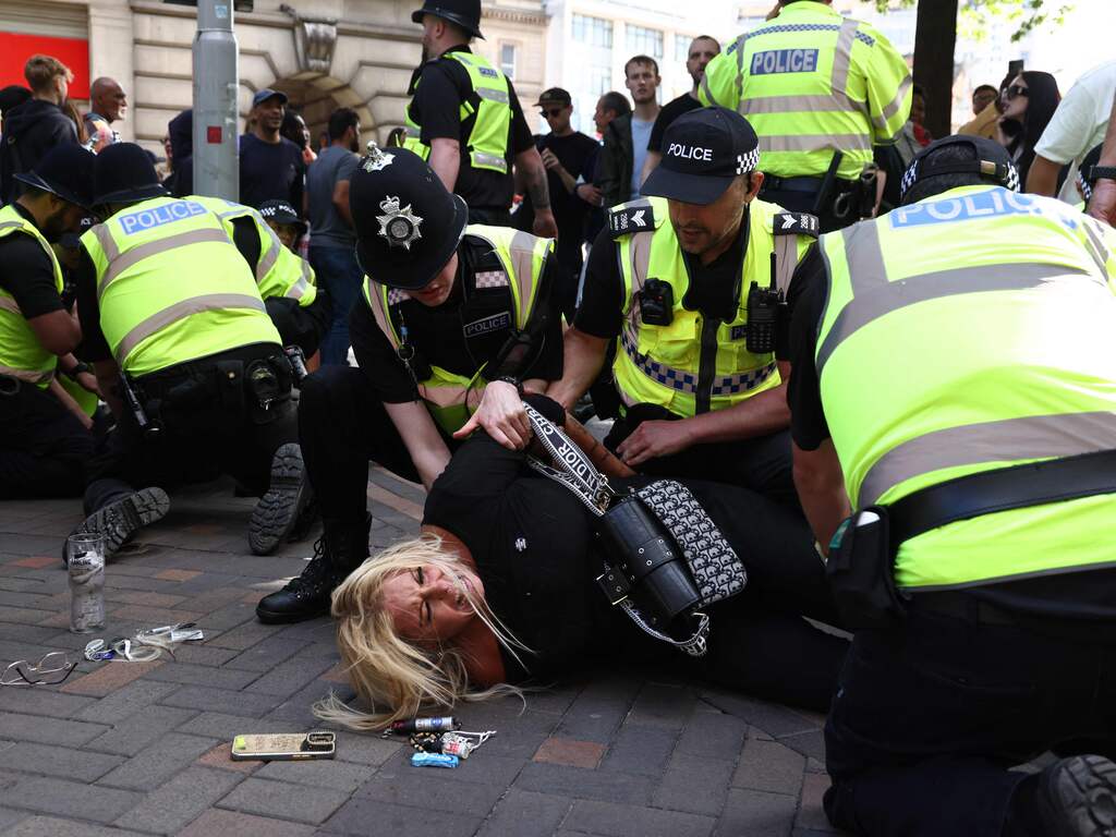 Zeker negentig arrestaties in VK na protesten om mesaanval Southport