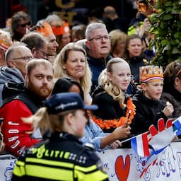 Live Koningsdag | Willem-Alexander en familie aangekomen in Emmen