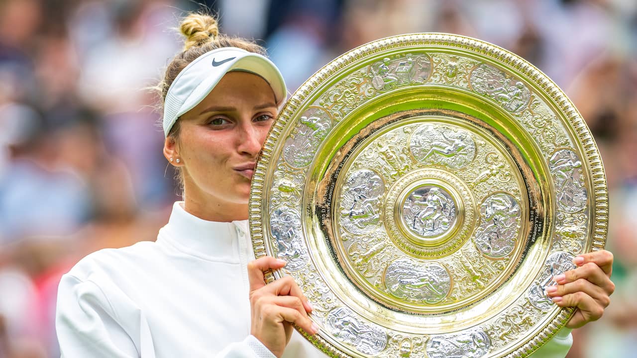 Vondrousová verbaast zichzelf met Wimbledon-titel: 'Vorig jaar nog in