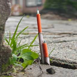 Het duurt vaak maanden voordat de glasvezelsprietjes uit de stoep verdwijnen