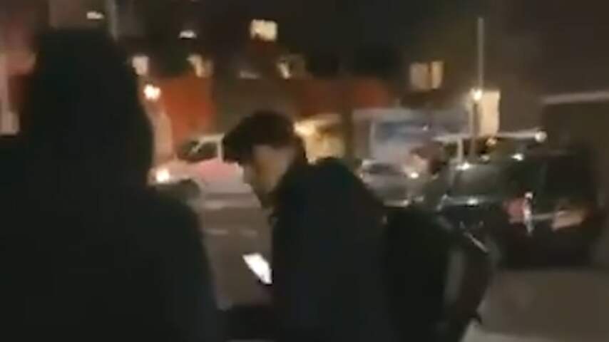 Relschoppers gooien steen tegen achterhoofd persfotograaf