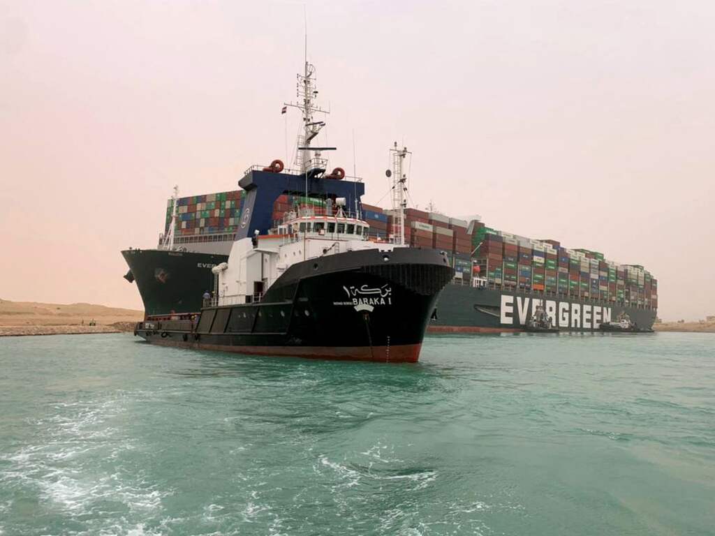 Het containerschip Ever Given, een van de grootste ter wereld, liep dinsdag vast in het Suezkanaal in Egypte en kwam overdwars te liggen. Al meer dan een dag is hierdoor het vaarverkeer ontregeld.