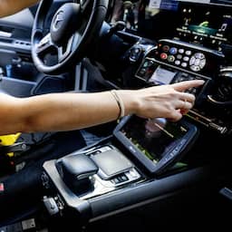 Bestelbus ramt politieauto op A2, bestuurder slaat op de vlucht