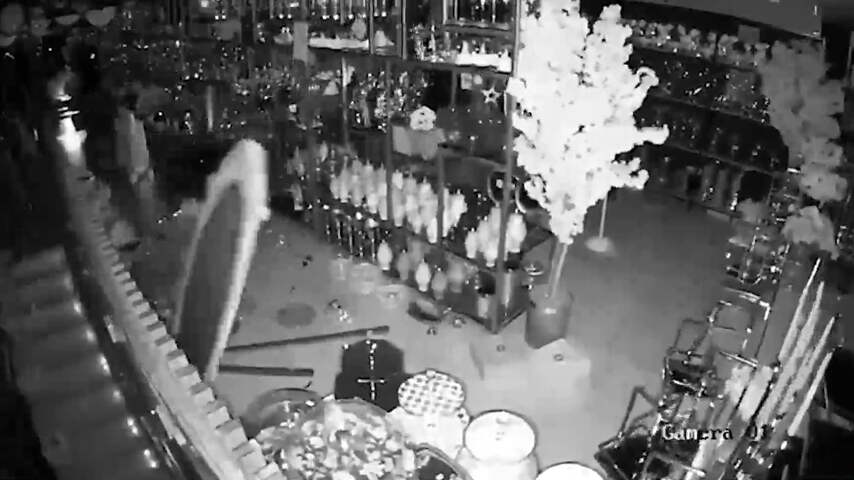 Bewakingscamera toont moment dat aardbeving losbarst in Turkije