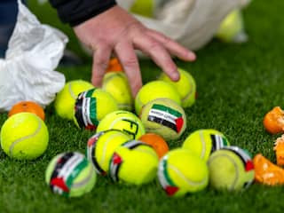 Tennisballen en veldbetreding: duel Ierland stilgelegd na pro-Palestijnse protesten