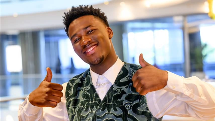 Claude deelt akoestische versie van C'est La Vie met video uit