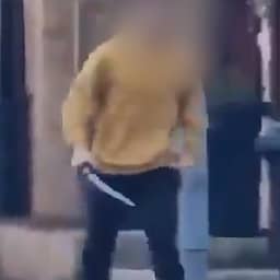 Video | Omstander filmt man met zwaard na steekpartij in Londen