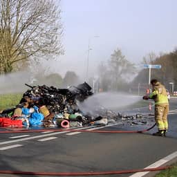 Video | Vuilniswagen lost brandende lading afval op Rijksweg bij Voorthuizen