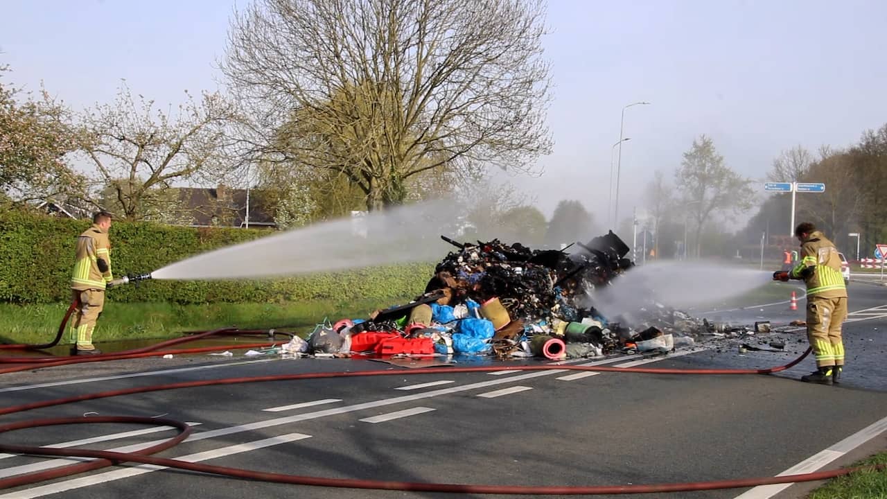 Video | Vuilniswagen lost brandende lading afval op Rijksweg bij Voorthuizen