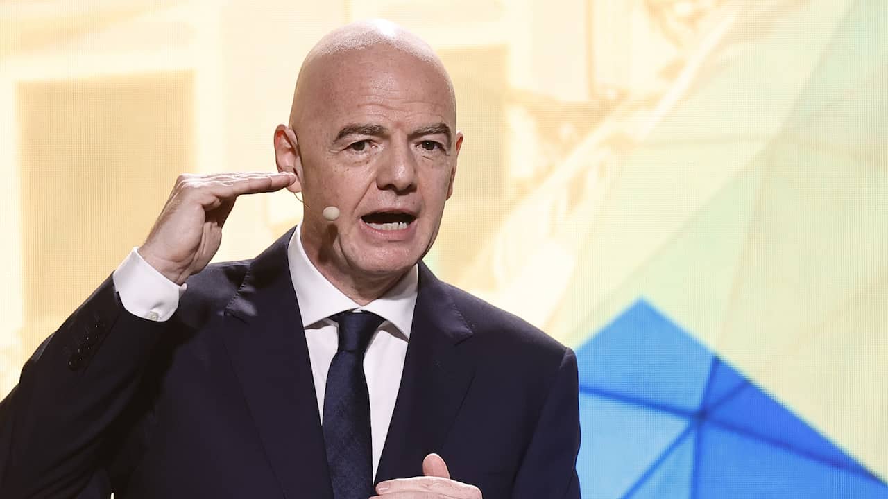 FIFA-baas Infantino wil verbanning Rusland opheffen, Oekraïne reageert furieus | Voetbal | NU.nl