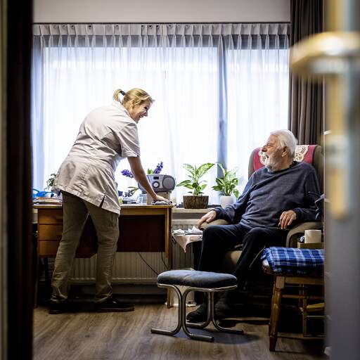 Illustratie bij: Ouderen krijgen vaker thuis zorg, 1 op 5 verpleeghuizen heeft minder cliënten