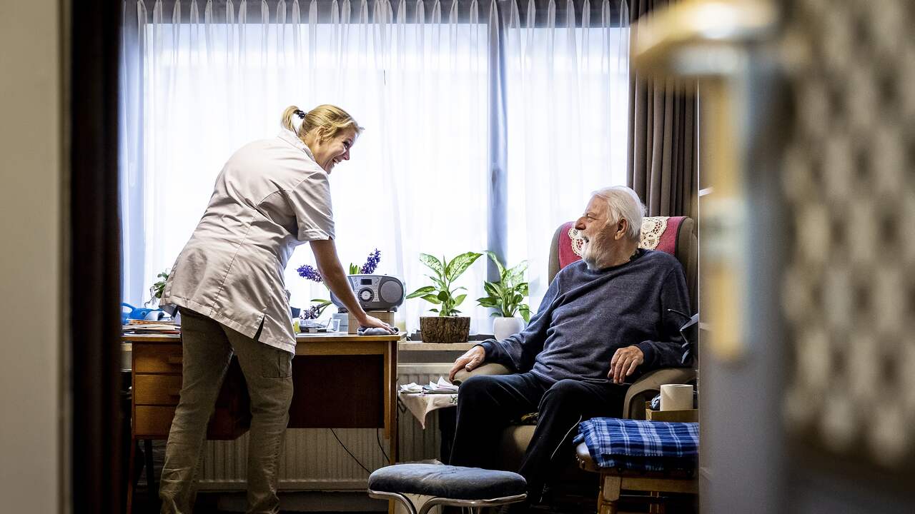 Foto bij Ouderen krijgen vaker thuis zorg, 1 op 5 verpleeghuizen heeft minder cliënten