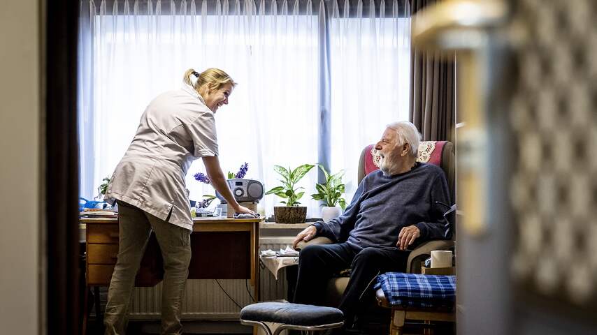 Foto bij Ouderen krijgen vaker thuis zorg, 1 op 5 verpleeghuizen heeft minder cliënten