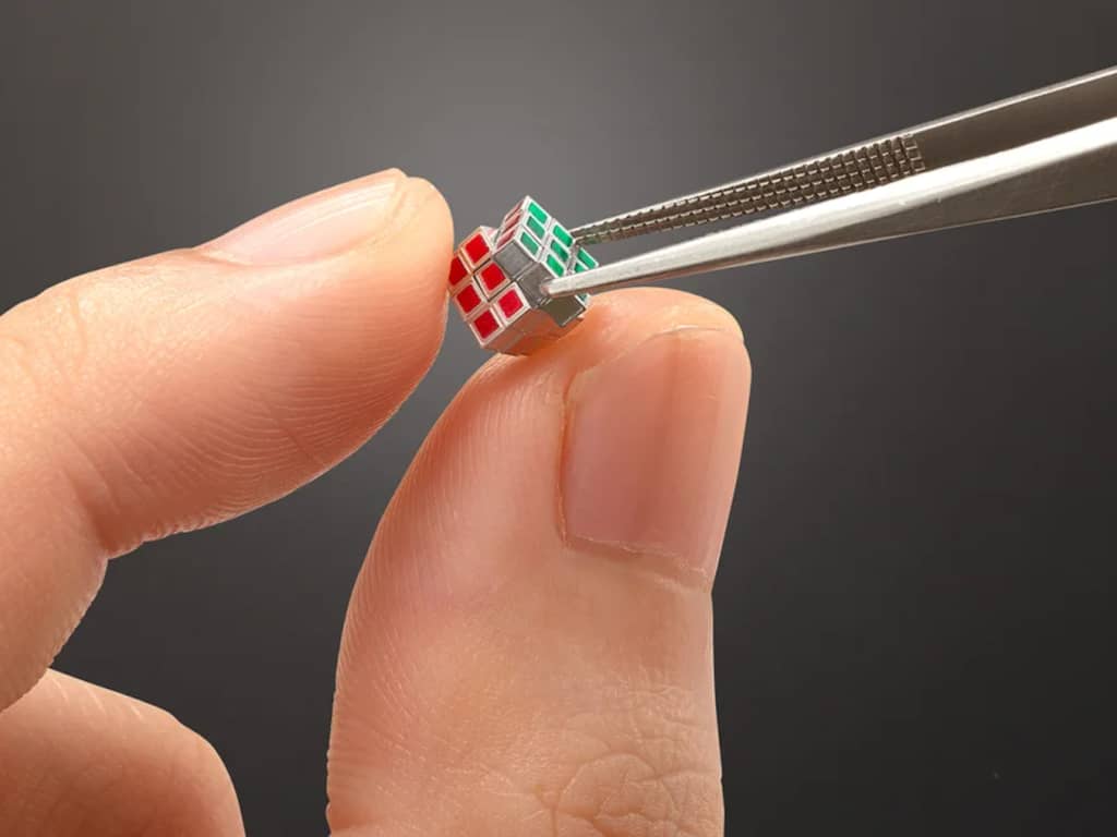 Japanse speelgoedfabrikant onthult kleinste Rubiks kubus van de wereld