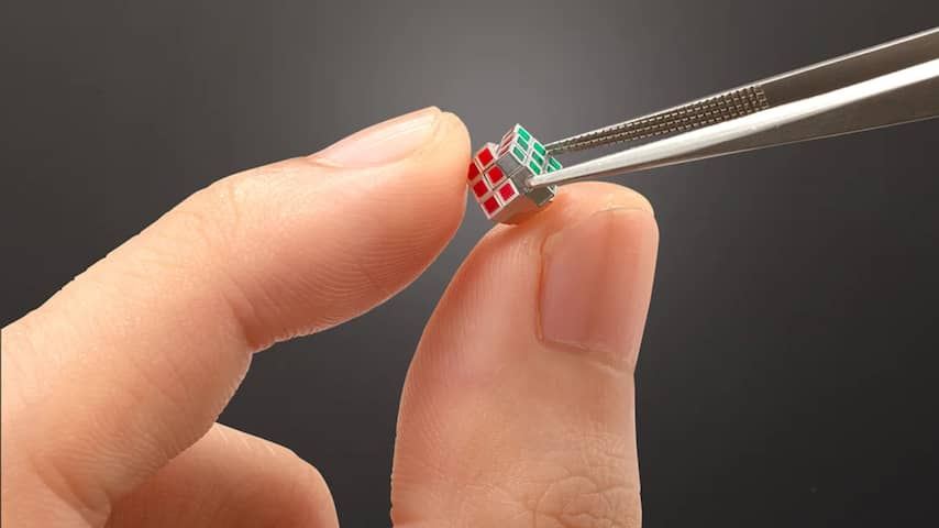 Japanse speelgoedfabrikant onthult kleinste Rubiks kubus van de