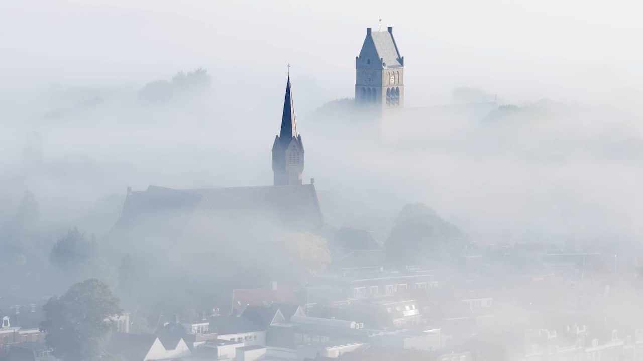 Video | Drone filmt in mist gehulde Friese stad