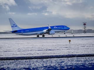 Schiphol schaalt zondag af vanwege sneeuwval, KLM annuleert 150 vluchten