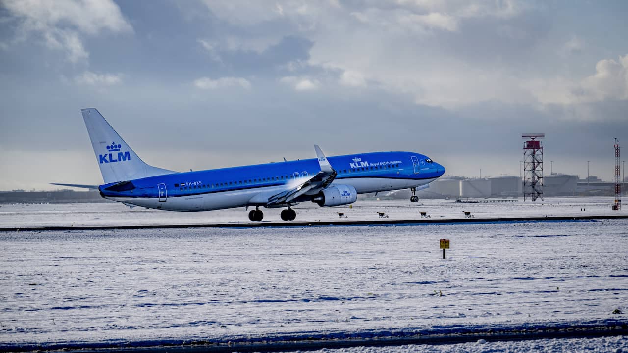 Schiphol schaalt zondag af vanwege sneeuwval, KLM annuleert 150 vluchten