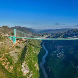 China opent hoogste brug ter wereld die 625 meter boven de rivier ligt