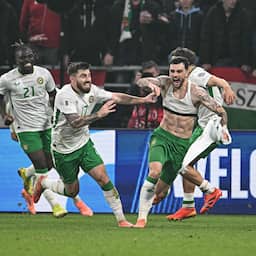 AZ'er Parrott leidt Ierland naar play-offs om WK-ticket met goal in laatste seconde