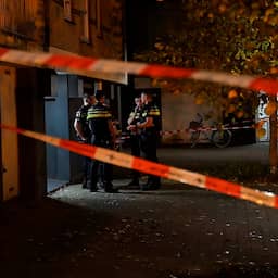 Politie schiet man met mes dood in woning in Rozenburg